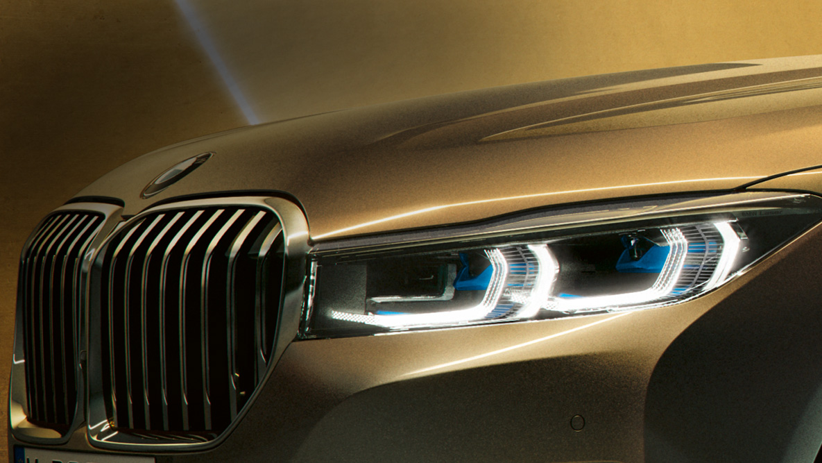 BMW 7 серии Седан: лазерные фары BMW 7 серии Седан: лазерные фары с бело-синим свечением крупным планом