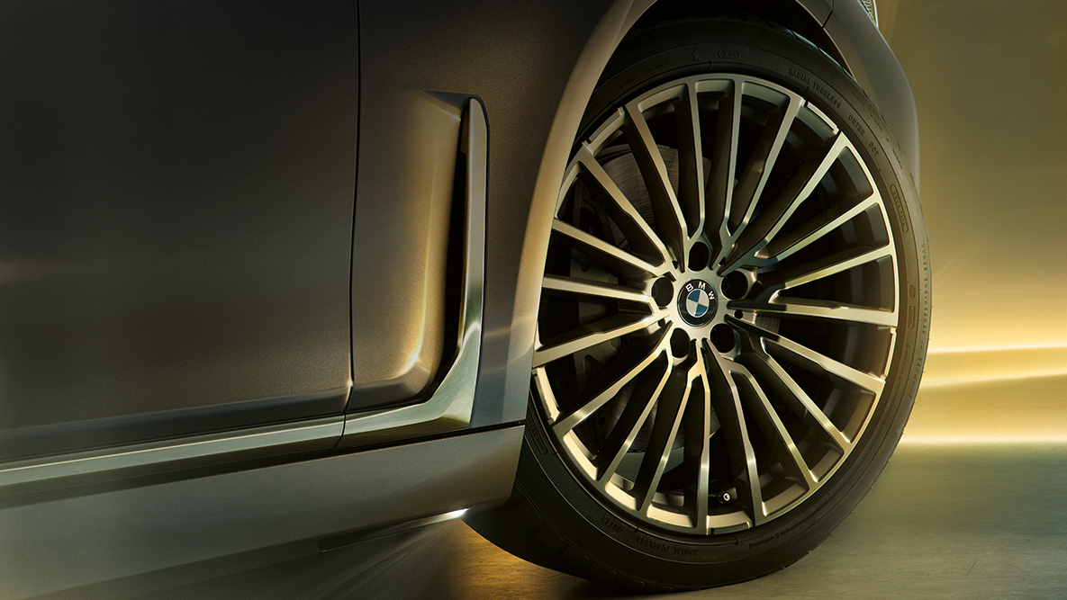 BMW 7 серии Седан: многоспицевые колесные диски BMW 7 серии Седан: многоспицевые колесные диски крупным планом