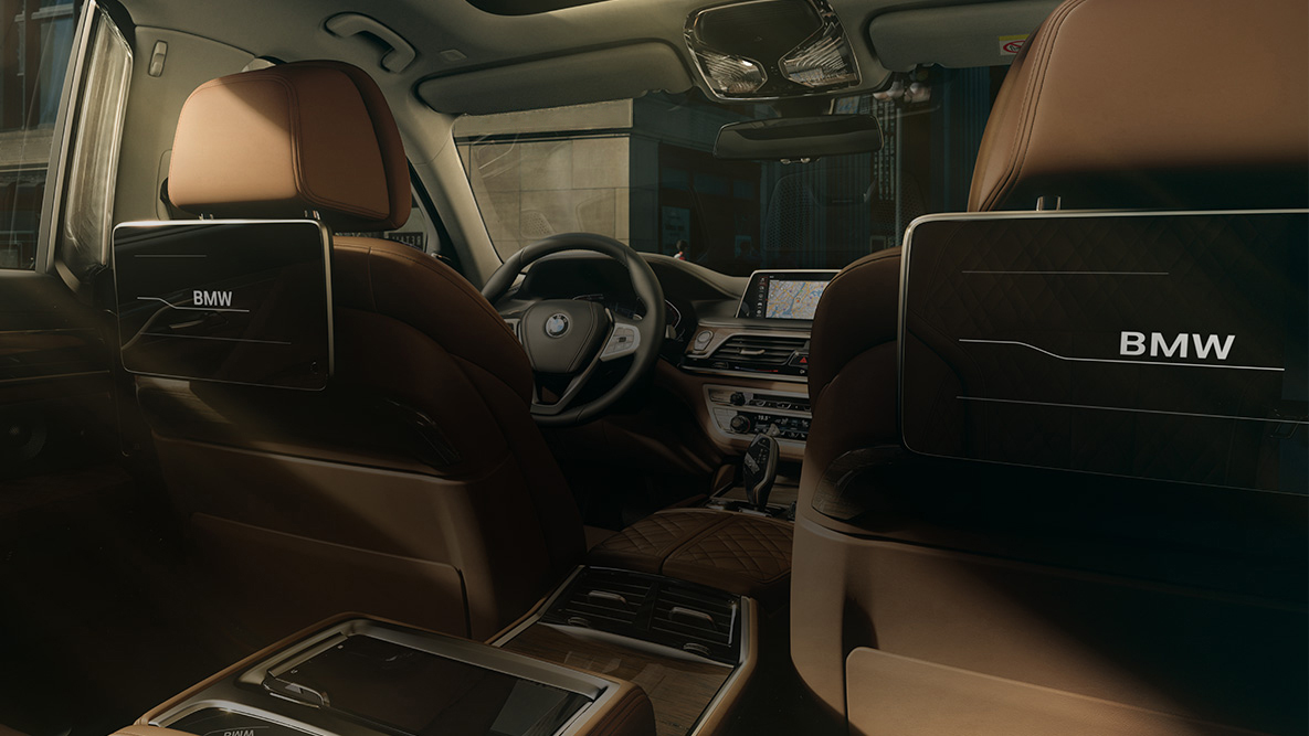 Информационно-развлекательная система для пассажиров BMW 7 серии BMW 7 серии Седан: информационно-развлекательная система с сенсорными дисплеями высокого разрешения для пассажиров заднего ряда сидений