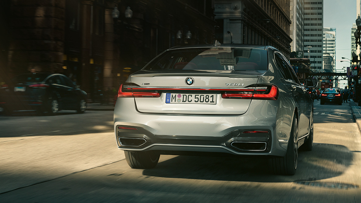 Ассистент движения задним ходом седана BMW 7 серии Ассистент движения задним ходом BMW: вид седана BMW 7 серии сзади
