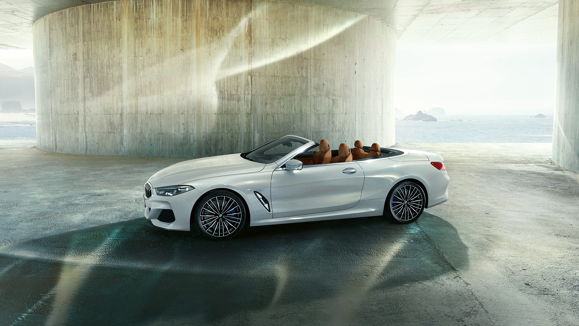 BMW M850i xDrive, металлик Белый Минерал, вид сбоку, мягкий верх опущен. BMW M850i xDrive, металлик Белый Минерал, вид сбоку, мягкий верх опущен.