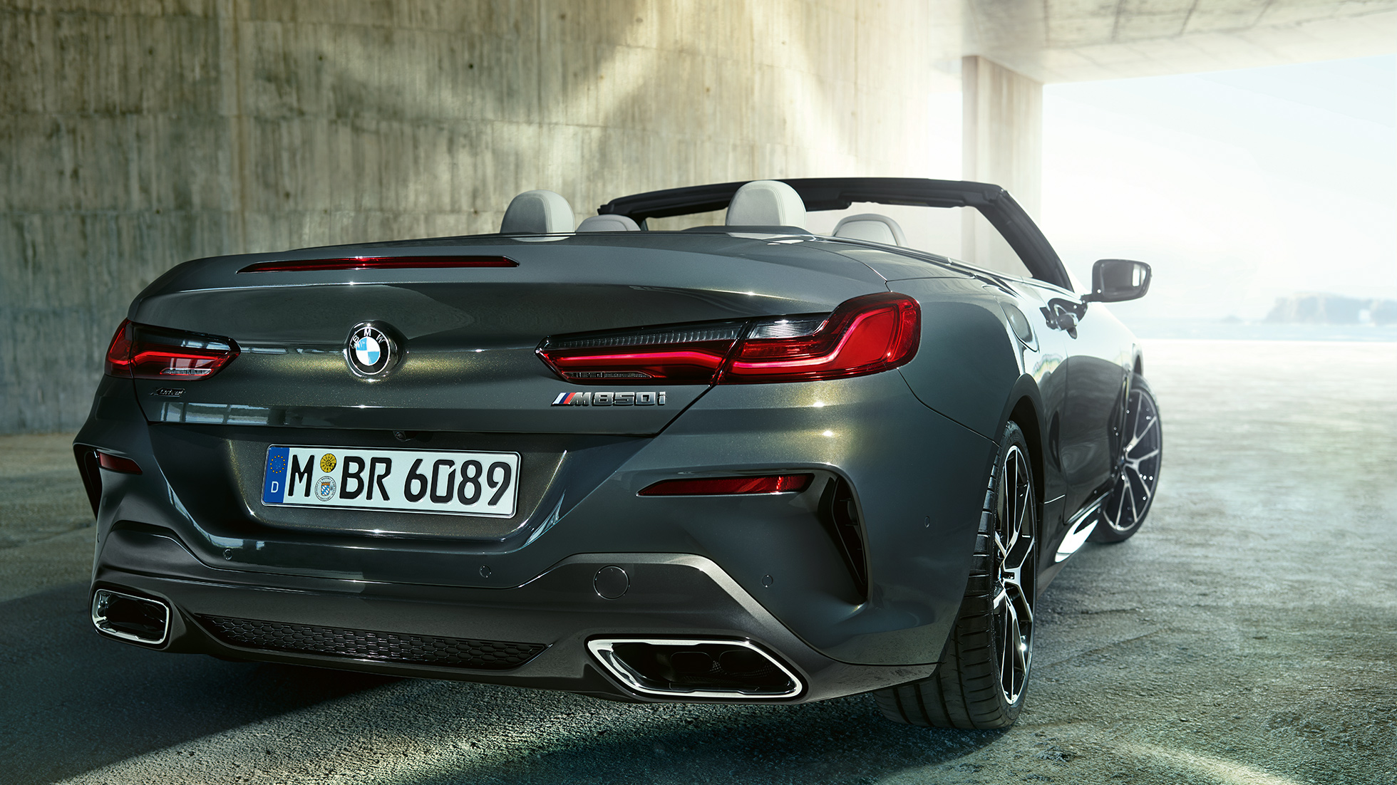 BMW M850i xDrive, Dravit Grey металлик, вид сзади справа с поворотом в три четверти. BMW M850i xDrive, Dravit Grey металлик, вид сзади справа с поворотом в три четверти.