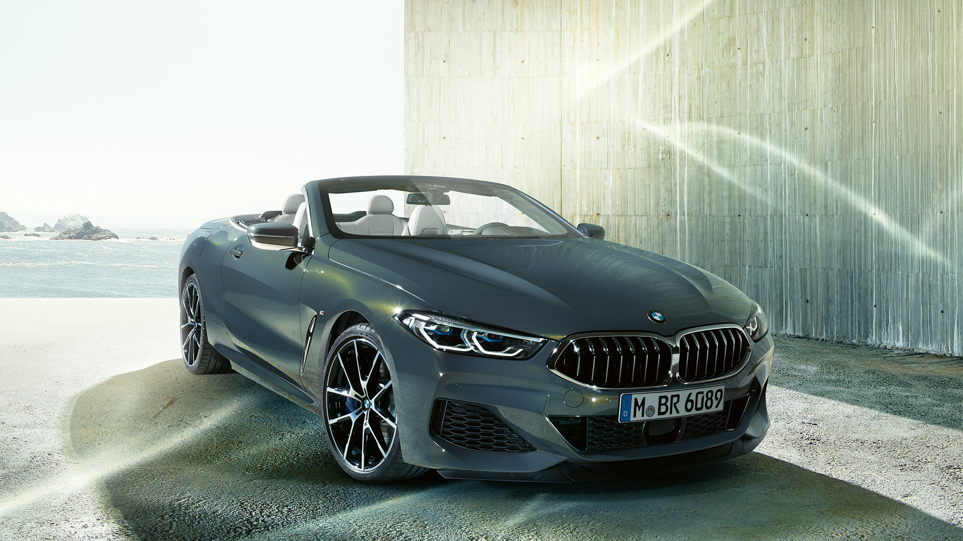 BMW M850i xDrive, Dravit Grey металлик, вид спереди слева с поворотом в три четверти. BMW M850i xDrive, Dravit Grey металлик, вид спереди слева с поворотом в три четверти.