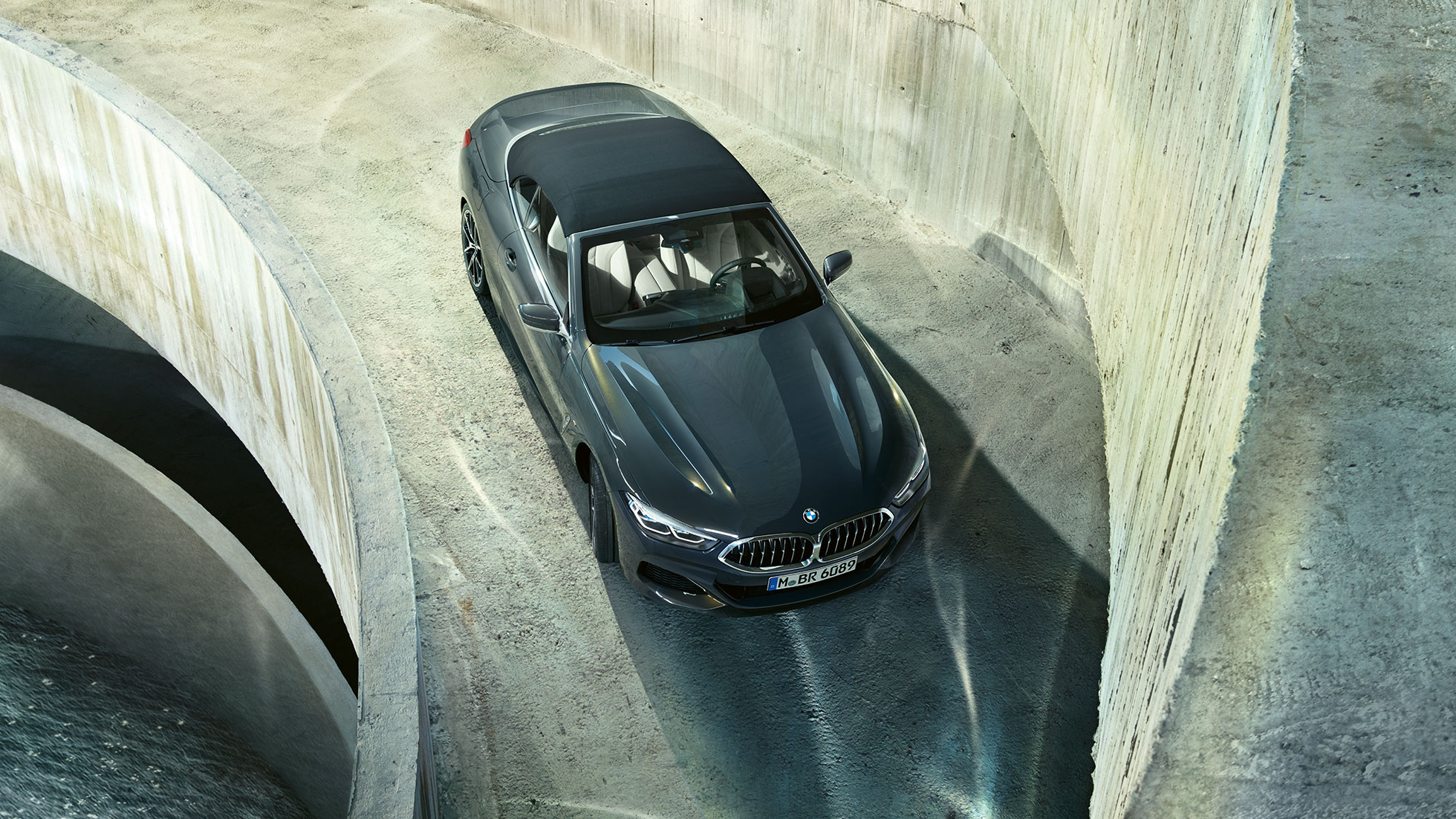 BMW M850i xDrive, Dravit Grey металлик, с мягким верхом черного цвета, вид с высоты птичьего полета. BMW M850i xDrive, Dravit Grey металлик, с мягким верхом черного цвета, вид с высоты птичьего полета.