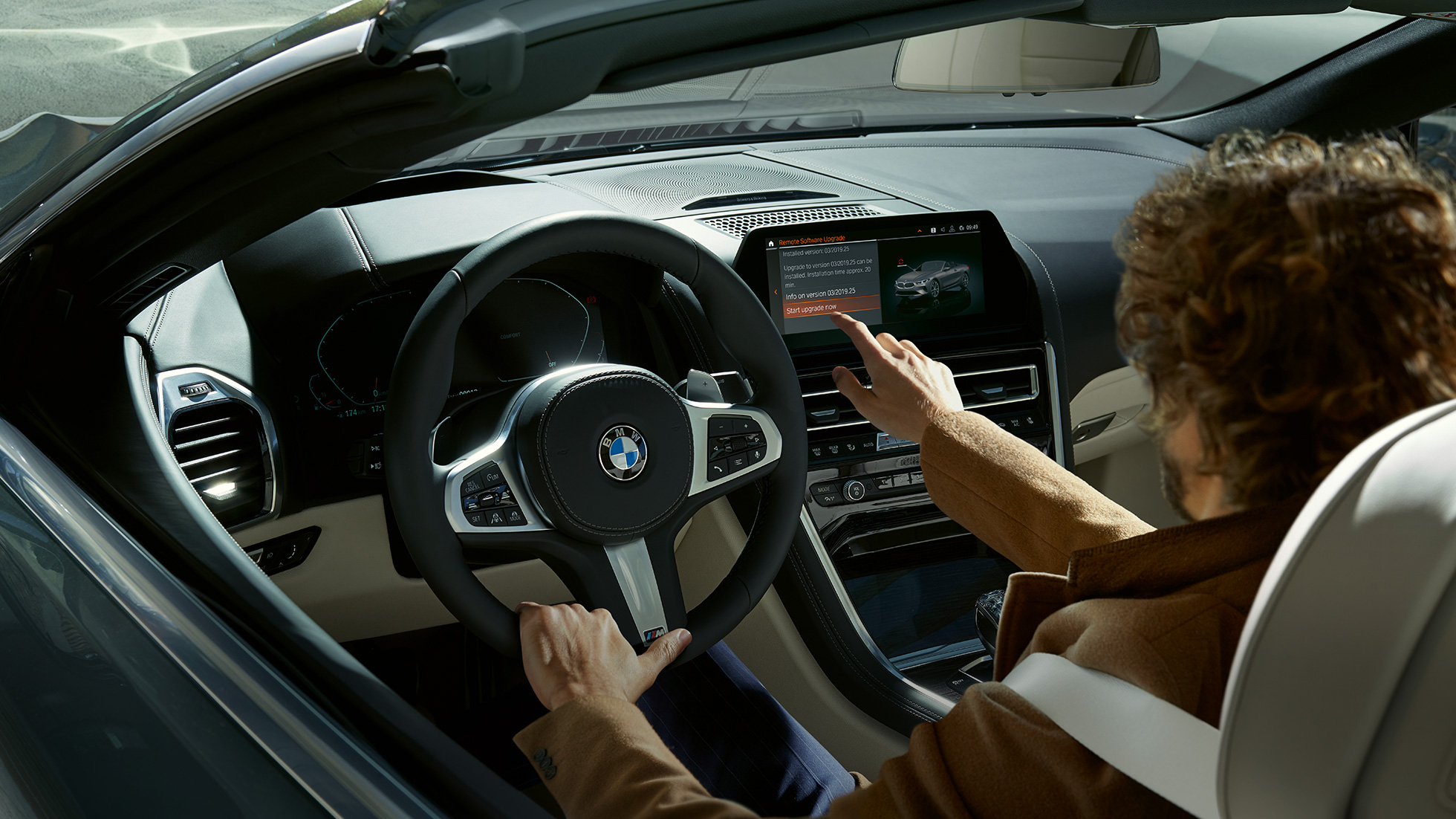 BMW M850i xDrive, водитель использует функции сенсорного управления системы BMW Live Cockpit Professional. BMW M850i xDrive, водитель использует функции сенсорного управления системы BMW Live Cockpit Professional.