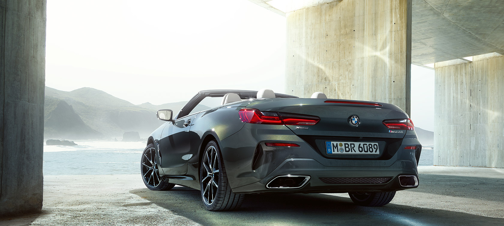 BMW M850i xDrive, Dravit Grey металлик, вид сзади слева с поворотом в три четверти. BMW M850i xDrive, Dravit Grey металлик, вид сзади слева с поворотом в три четверти.