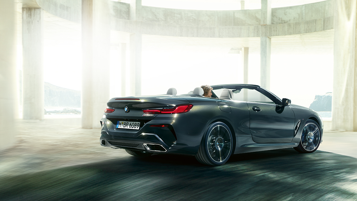 BMW M850i xDrive с опущенным мягким верхом, в движении, вид сбоку. BMW M850i xDrive с опущенным мягким верхом, в движении, вид сбоку.