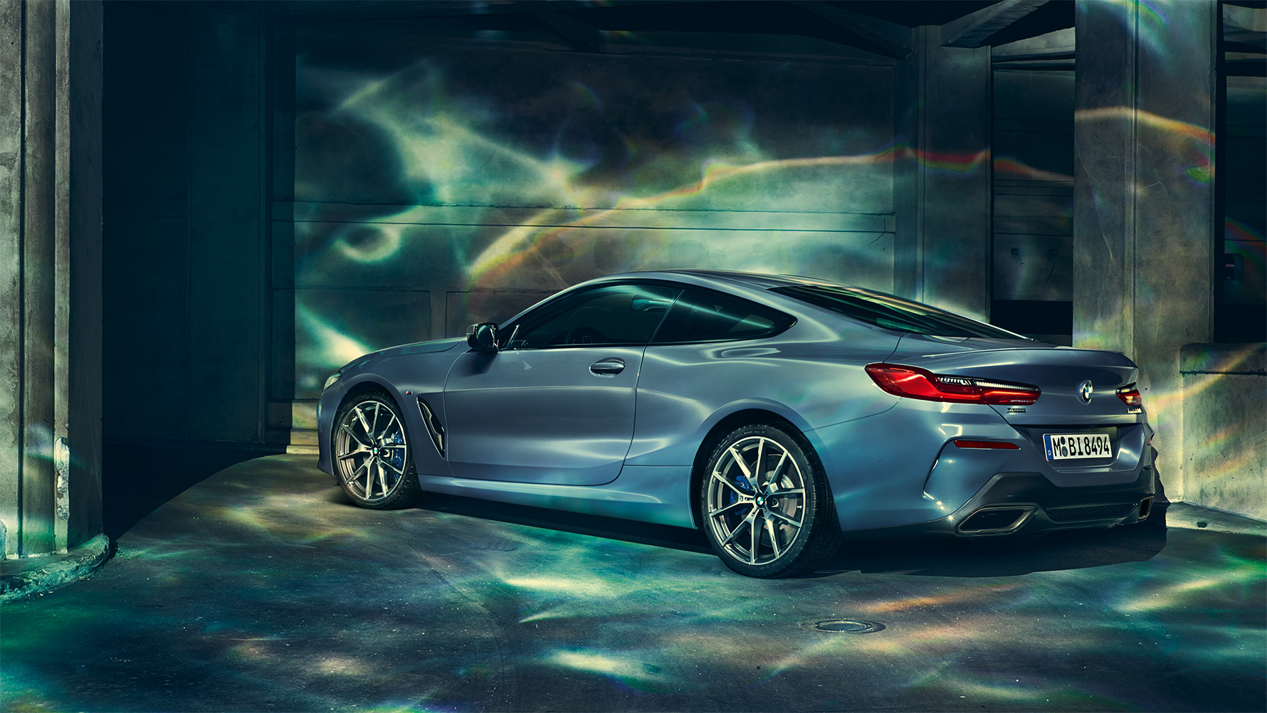 BMW 8 серії Купе, фото сзади в три четверти Фото сзади в три четверти BMW 8 серии Купе на фоне ночного города.