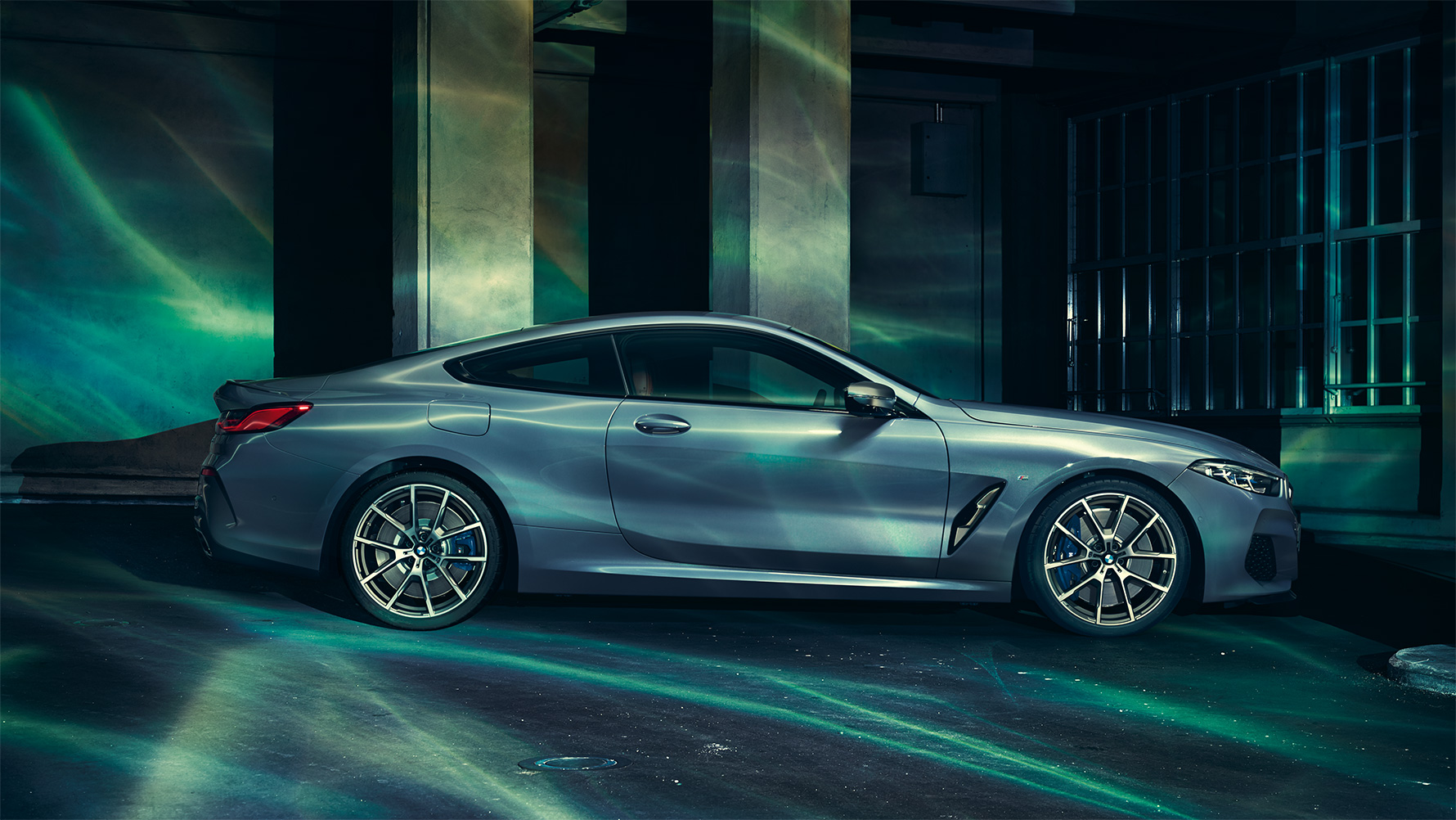 BMW 8 серии, вид сбоку BMW 8 серии Coupe в городе, вид сбоку.