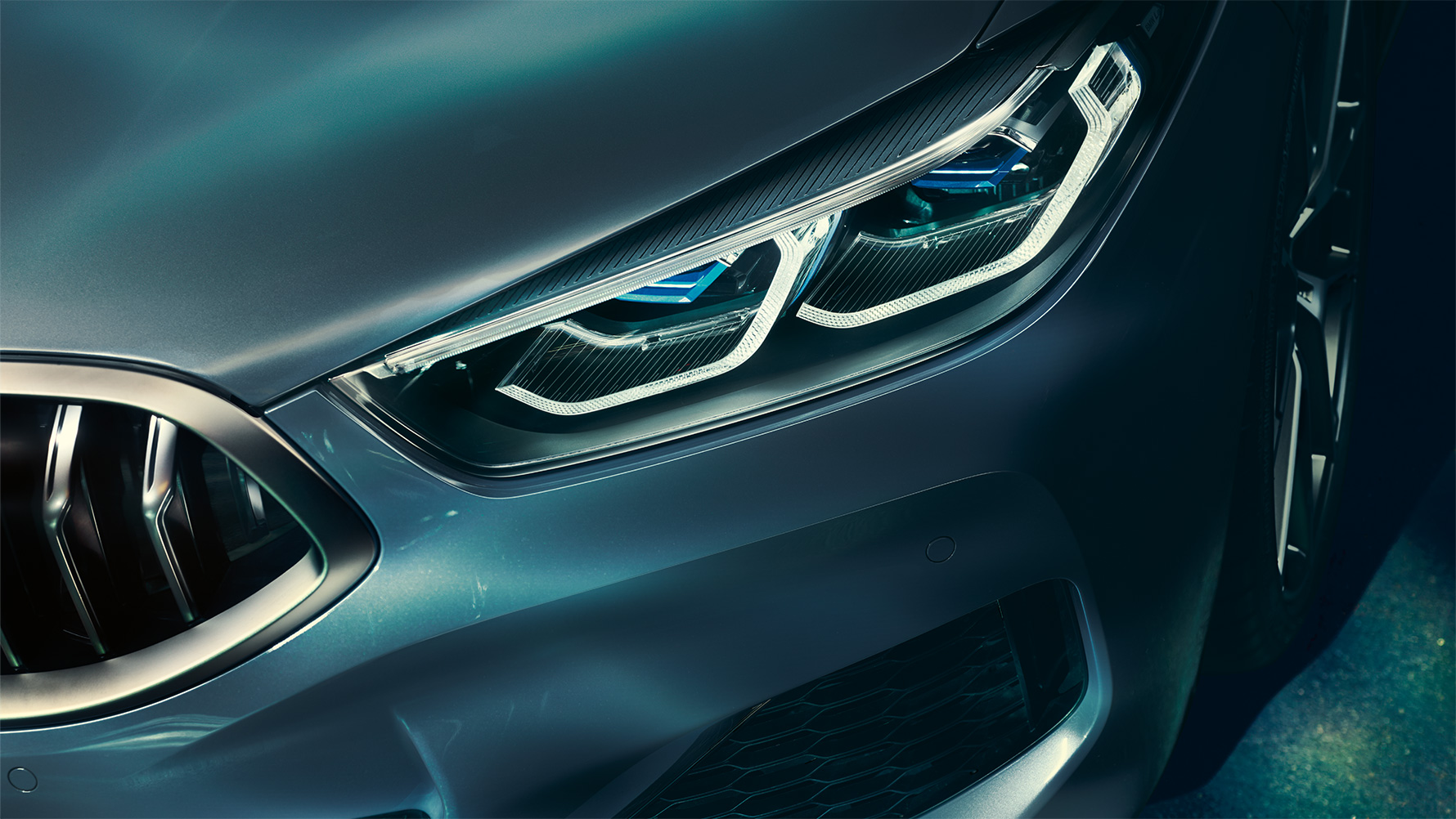 BMW 8 серии, лазерные фары Лазерные фары BMW 8 серии Coupe крупным планом, вид спереди.