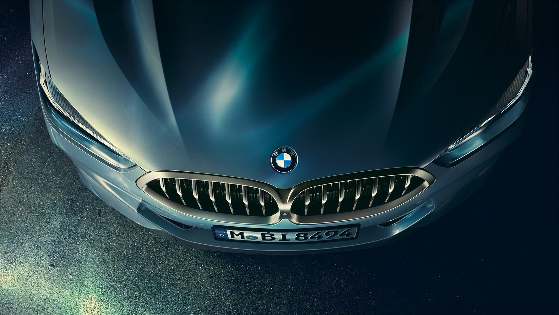 BMW 8 серии Coupe, капот Крышка капота BMW 8 серии Coupe крупным планом, вид с высоты птичьего полета.