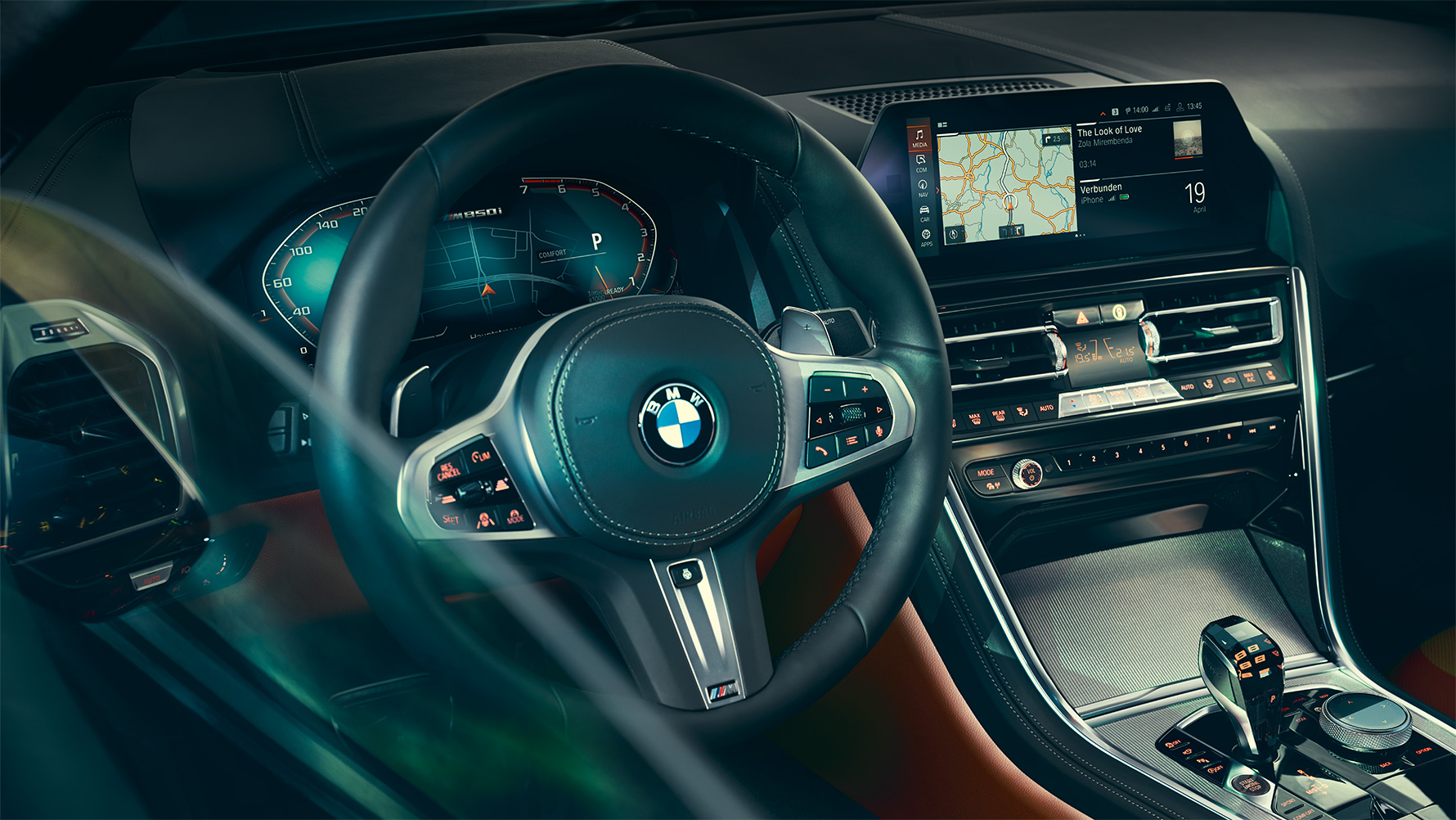 BMW 8 серии Coupe, кокпит Интерьер BMW 8 серии Coupe крупным планом с фокусом на рулевое колесо.
