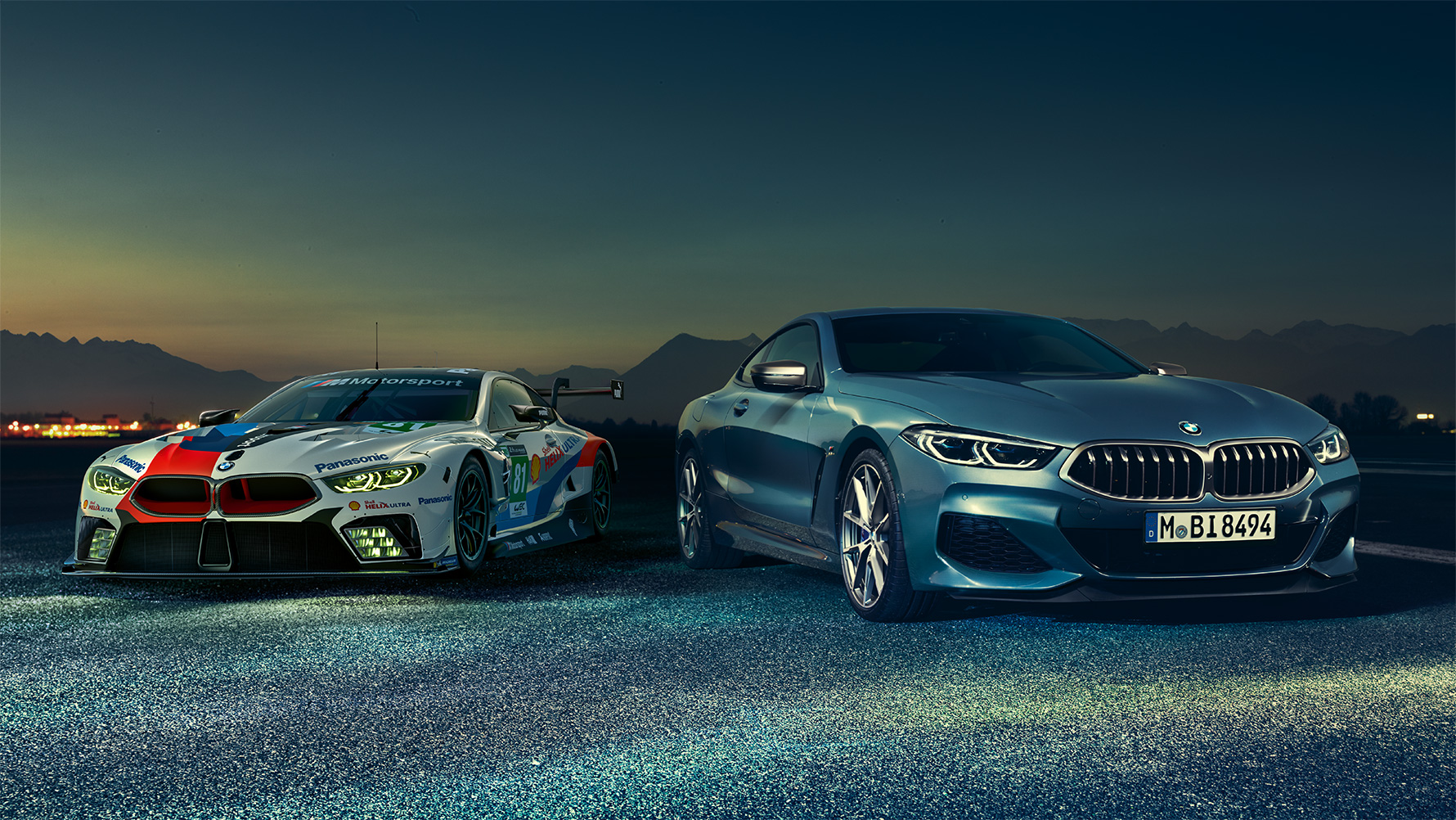BMW 8 серии Coupe и M8 GTE. BMW 8 серии Coupe и M8 GTE в ночном городе.