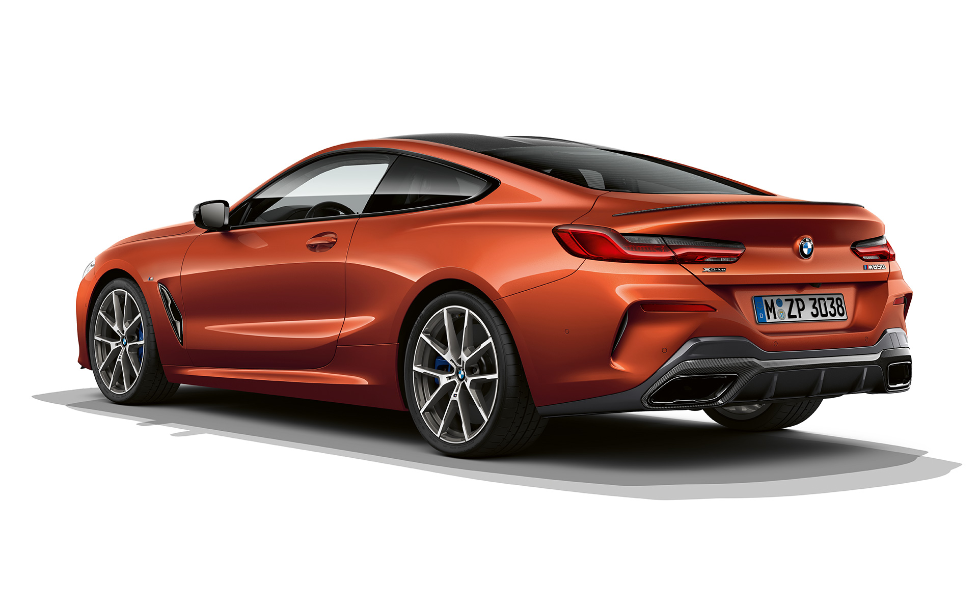 BMW 8 серии Coupe, «Оранжевый Закат металлик» BMW 8 серии Coupe цвета «Оранжевый Закат металлик» на белом фоне.
