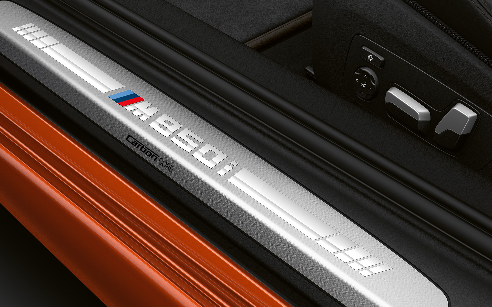 BMW 8 серии Coupe, накладка на порог «M850i» Накладка на порог BMW 8 серии Coupe с эмблемой «M850i» крупным планом.
