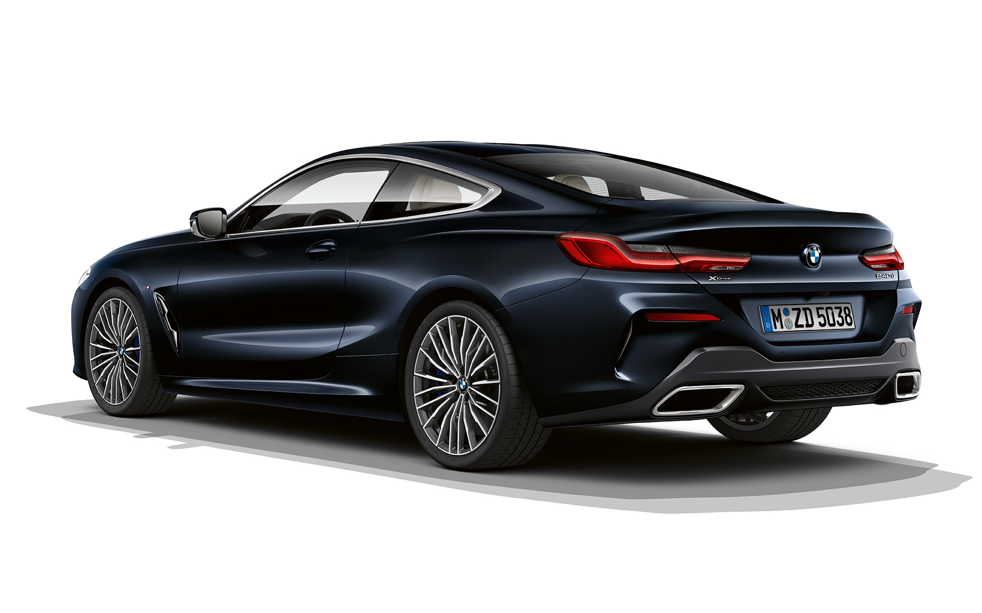 BMW 8 серии Coupe, «Черный Карбон металлик» BMW 8 серии Coupe цвета «Черный Карбон металлик» на белом фоне.