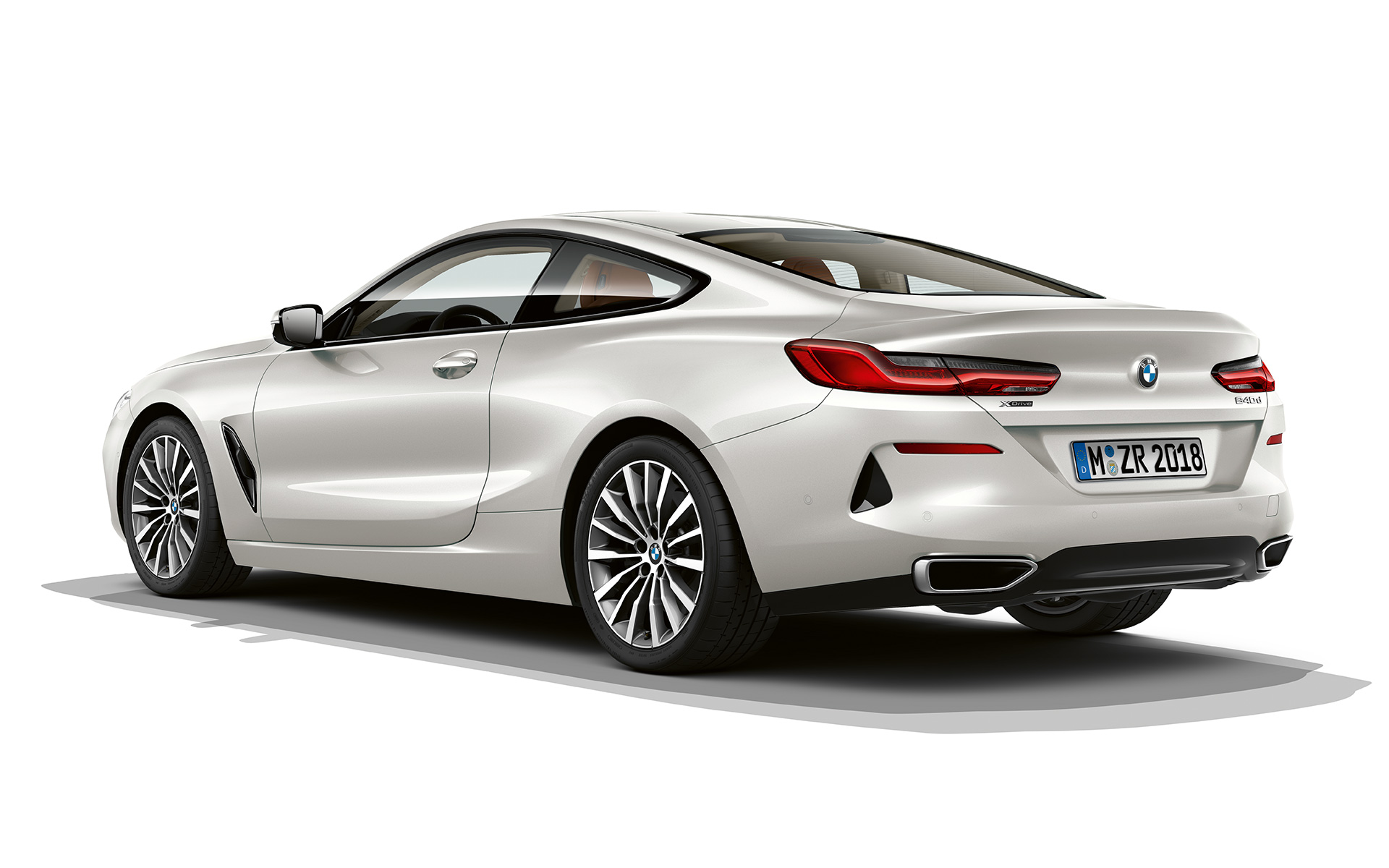 BMW 8 серии Купе, «Mineral White metallic» BMW 8 серии Купе цвета «Mineral White metallic» на белом фоне.