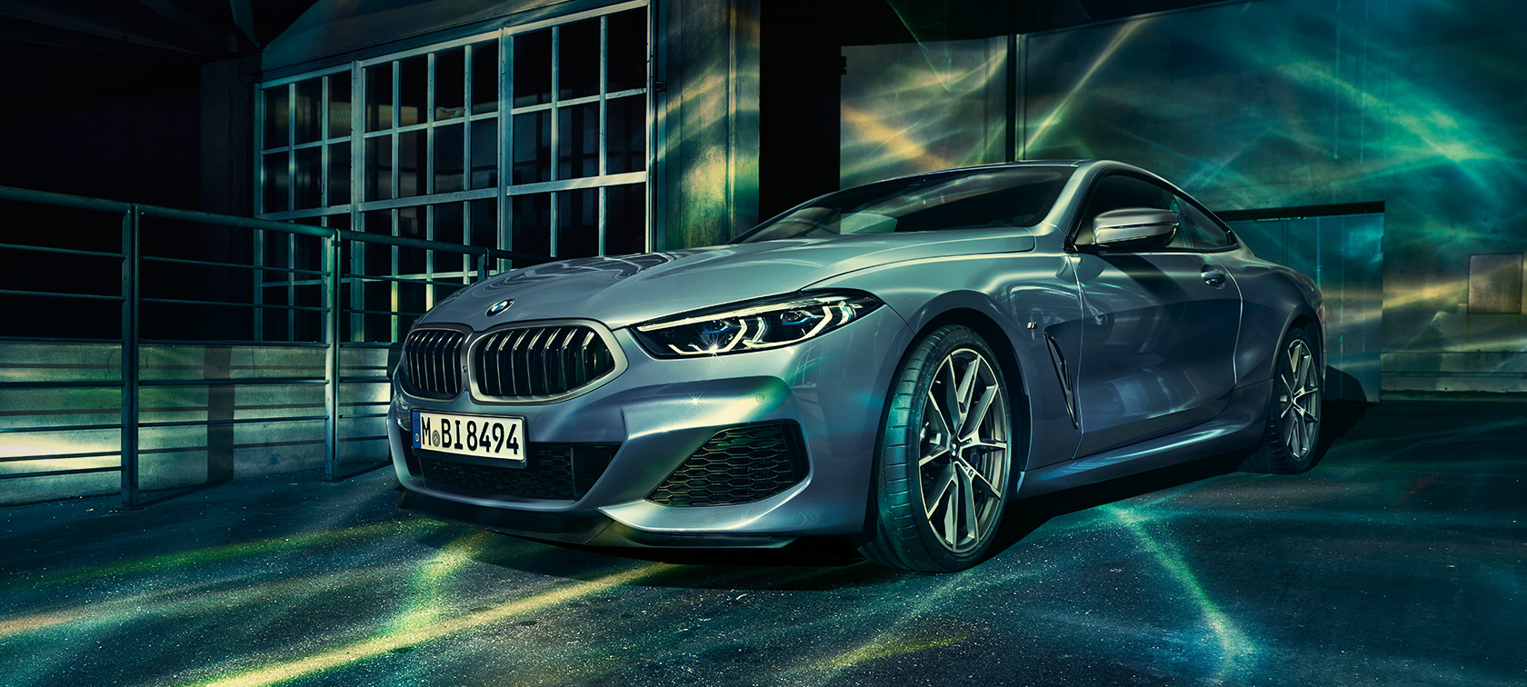 BMW 8 серії Купе, фото спереди в три четверти Фото спереди в три четверти BMW 8 серии Купе на фоне ночного города.