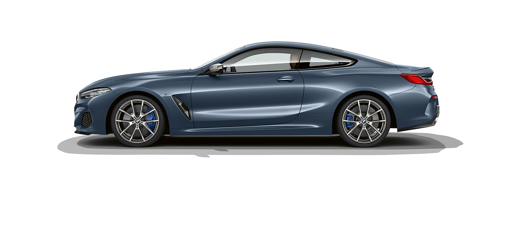 BMW 8 серии Coupe BMW 8 серии Coupe на белом фоне, вид сбоку.