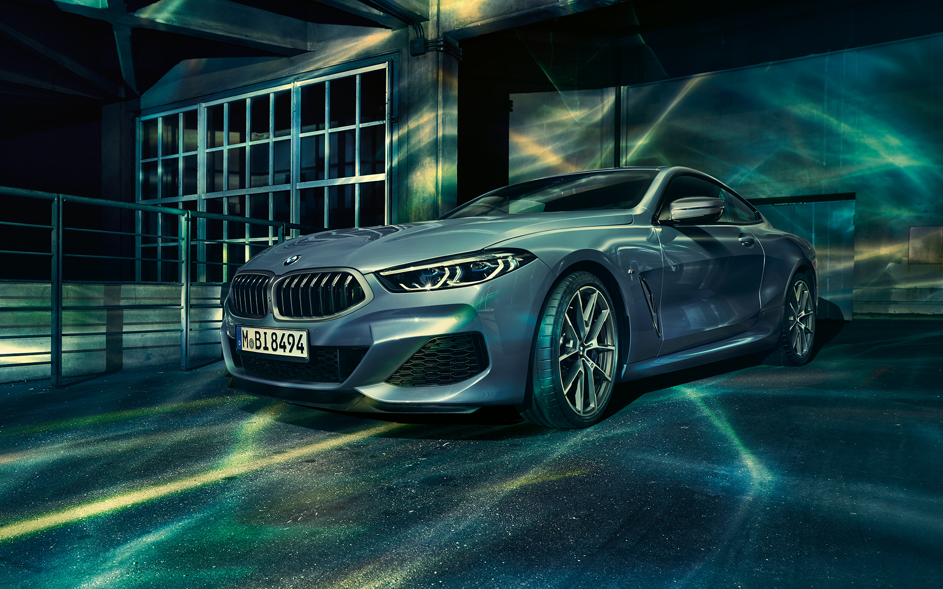 BMW 8 серии Coupe, вид спереди с поворотом в три четверти BMW 8 серии Coupe в городе, вид спереди-справа с поворотом в три четверти.