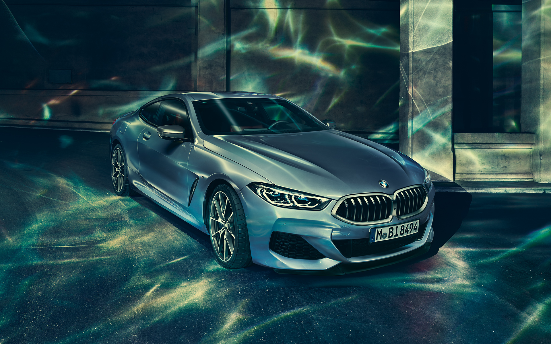 BMW 8 серии Купе, вид спереди-слева с поворотом в три четверти BMW 8 серии Coupe в городе, вид спереди-слева с поворотом в три четверти.