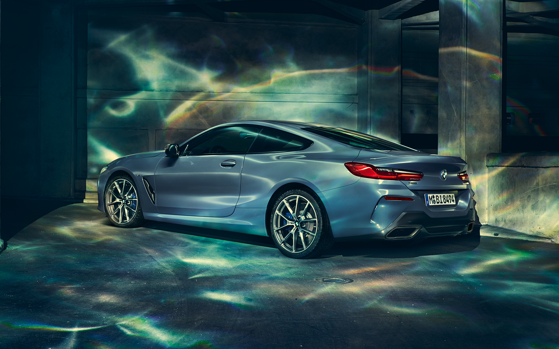 BMW 8 серии Coupe, вид слева BMW 8 серии Coupe в городе, вид слева.