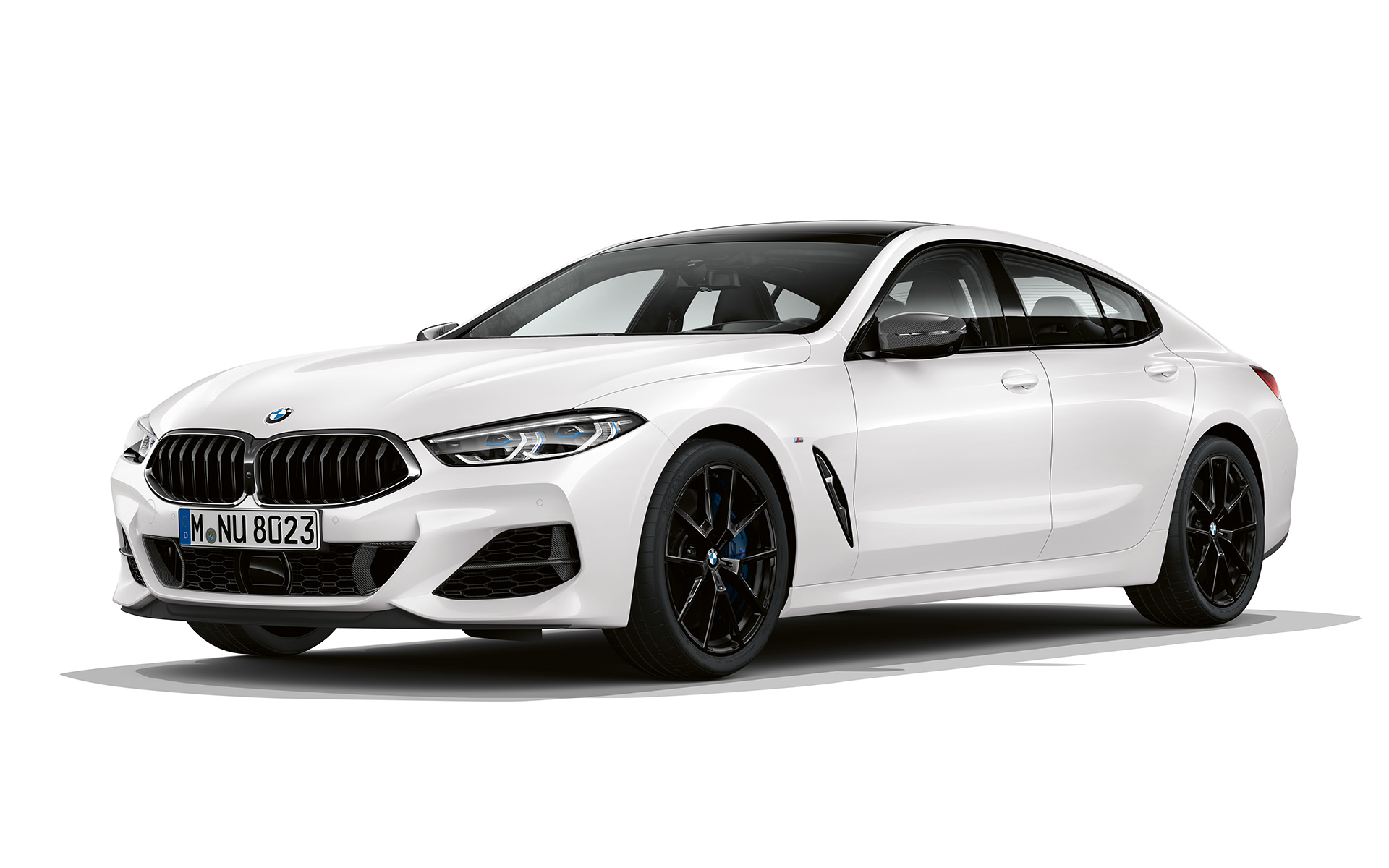 Pure Contrast вид спереди с поворотом в три четверти BMW 8 серии Gran Coupé, Pure Contrast вид спереди с поворотом в три четверти