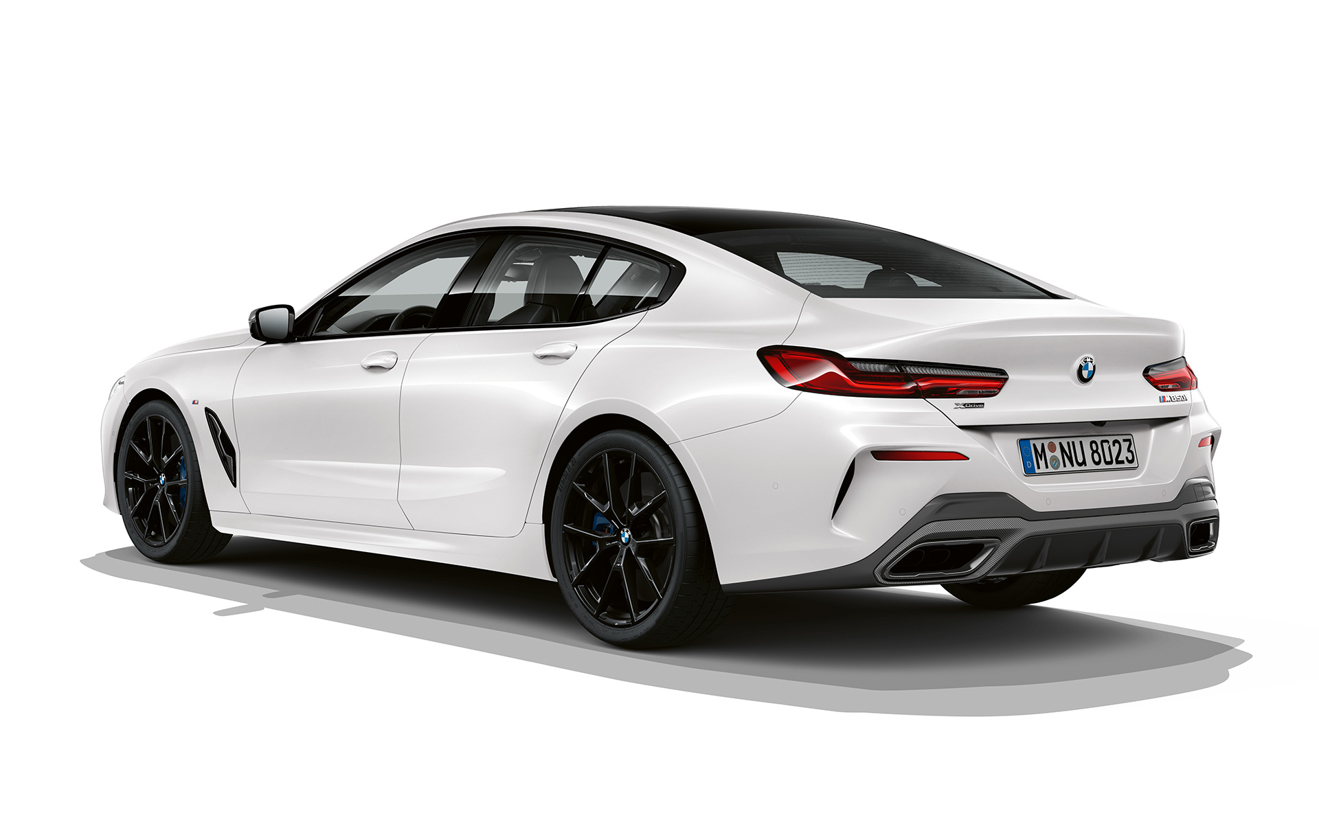 Pure Contrast вид сзади с поворотом в три четверти BMW 8 серии Gran Coupé, Pure Contrast вид сзади с поворотом в три четверти