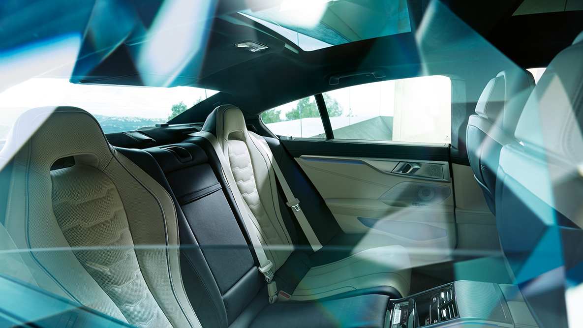 Спортивный автомобиль сзади BMW 8 серии Gran Coupé, спортивный автомобиль сзади