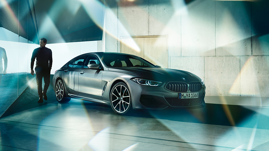 BMW M850i xDrive Gran Coupé, дизайн, вид спереди с поворотом в три четверти на парковке