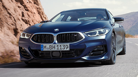 BMW 8 Серии Gran Coupé (G16) вид сзади с поворотом в три четверти, в движении