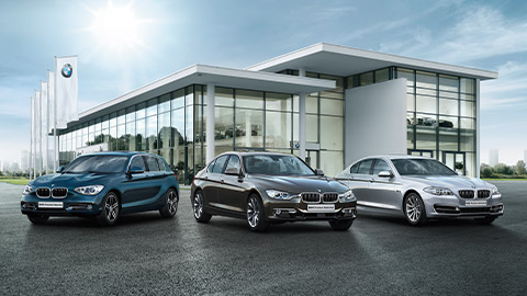 BMW i Серии, автомобили BMW стоят перед дилерским центром BMW