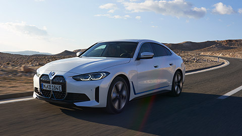 BMW i Серии BMW i4 вид спереди с поворотом в три четверти, в движении на улице