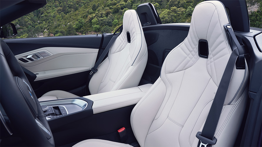 BMW Z4 M40i G29 2022, "Синий Портимау", характерные воздуховоды Air Breather и легкосплавные диски