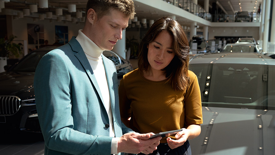 Сотрудник BMW консультирует клиента
