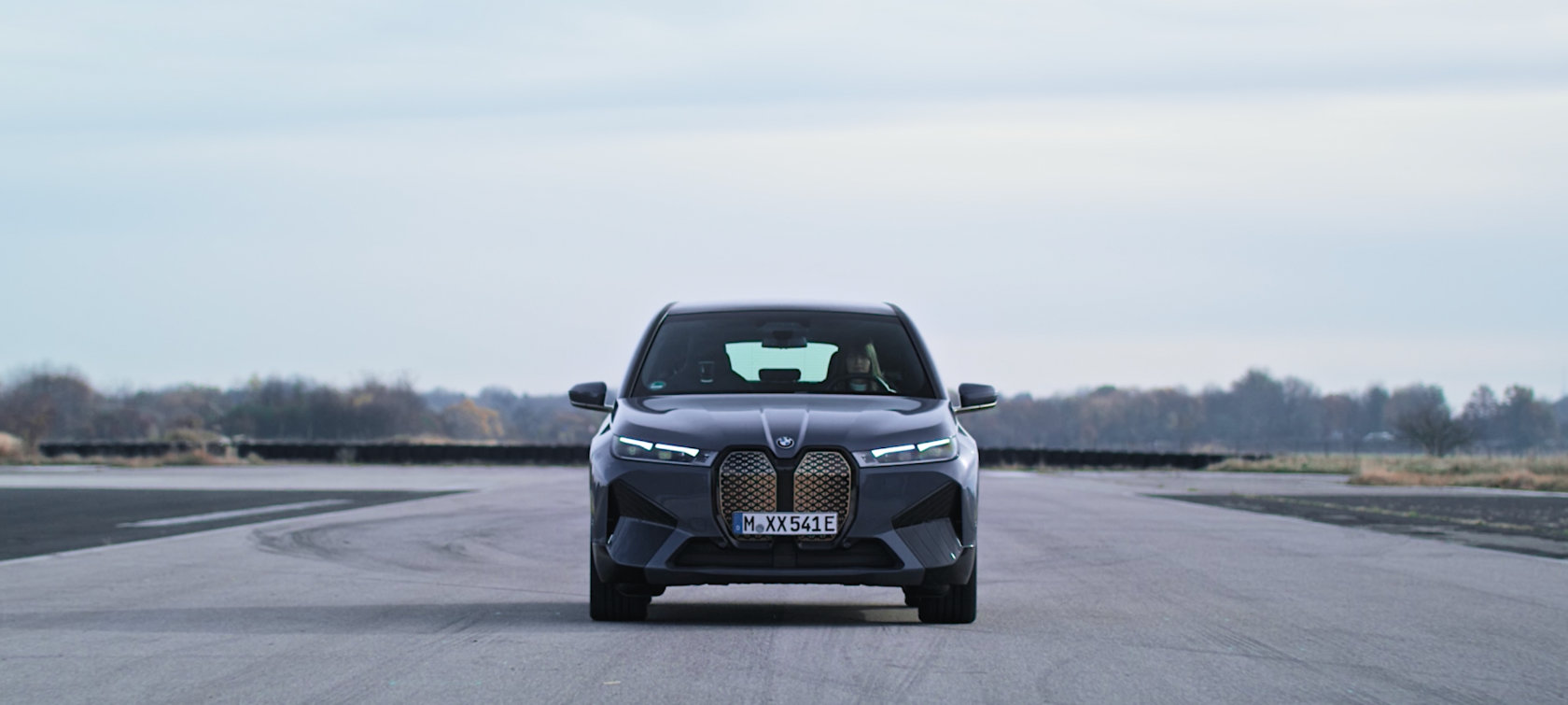 BMW iX M60 i20 2022 в цвете Oxidgrau metallic Beschleunigung Fahrmodus SPORT+, запуск системы Launch Control BMW M IconicSounds Electric видео