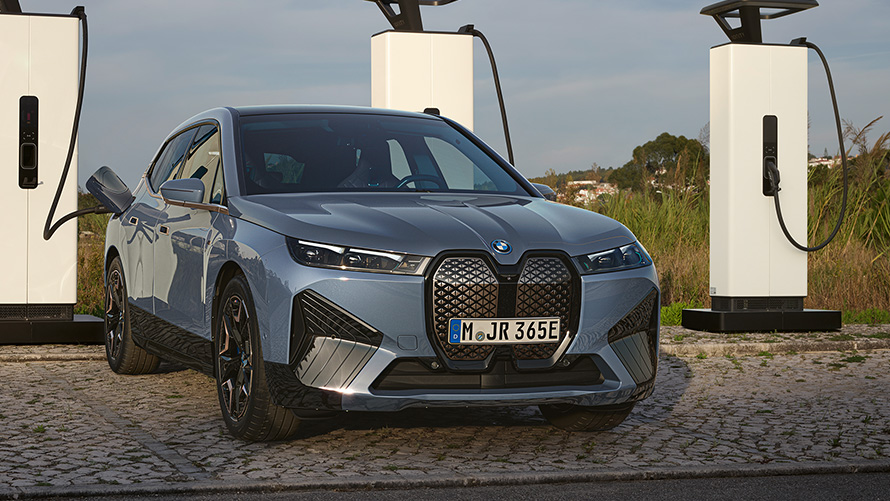 BMW iX M60 i20 2022 электрический SUV электрический автомобиль в цвете Oxid Grey metallic, вид спереди