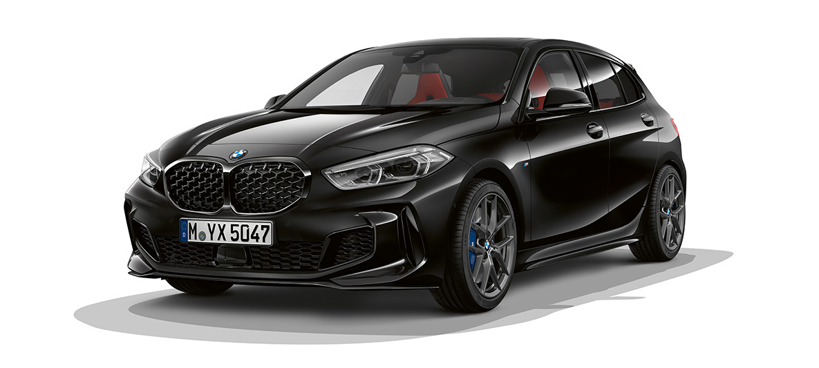 Пакет M Performance. BMW M135i xDrive в Black Sapphire металлик с пакетом M Performance, вид спереди с поворотом в три четверти.