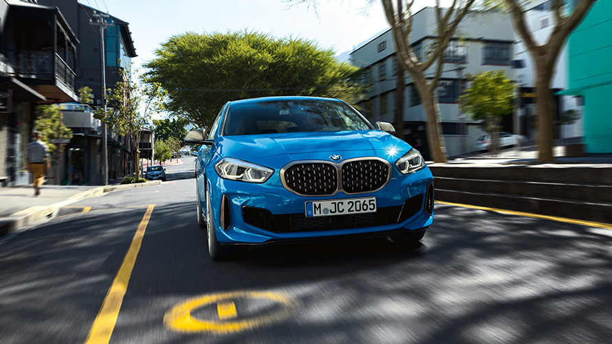 BMW 1 серии в Misano Blue металлик, вид спереди за рулем.