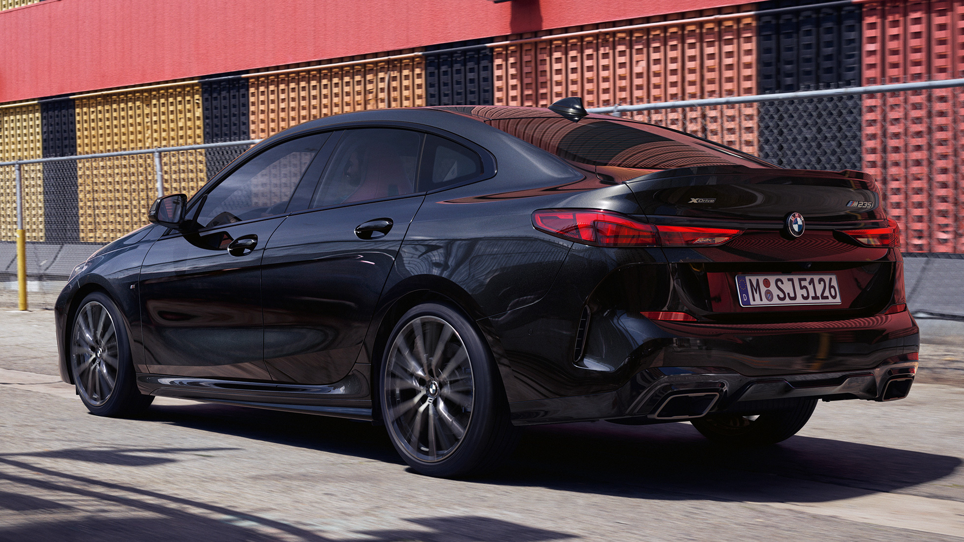 BMW M235i xDrive Gran Coupé вид сзади с поворотом в три четверти BMW M235i xDrive Gran Coupé 2020 Black Sapphire металлик F44 вид сзади с поворотом в три четверти