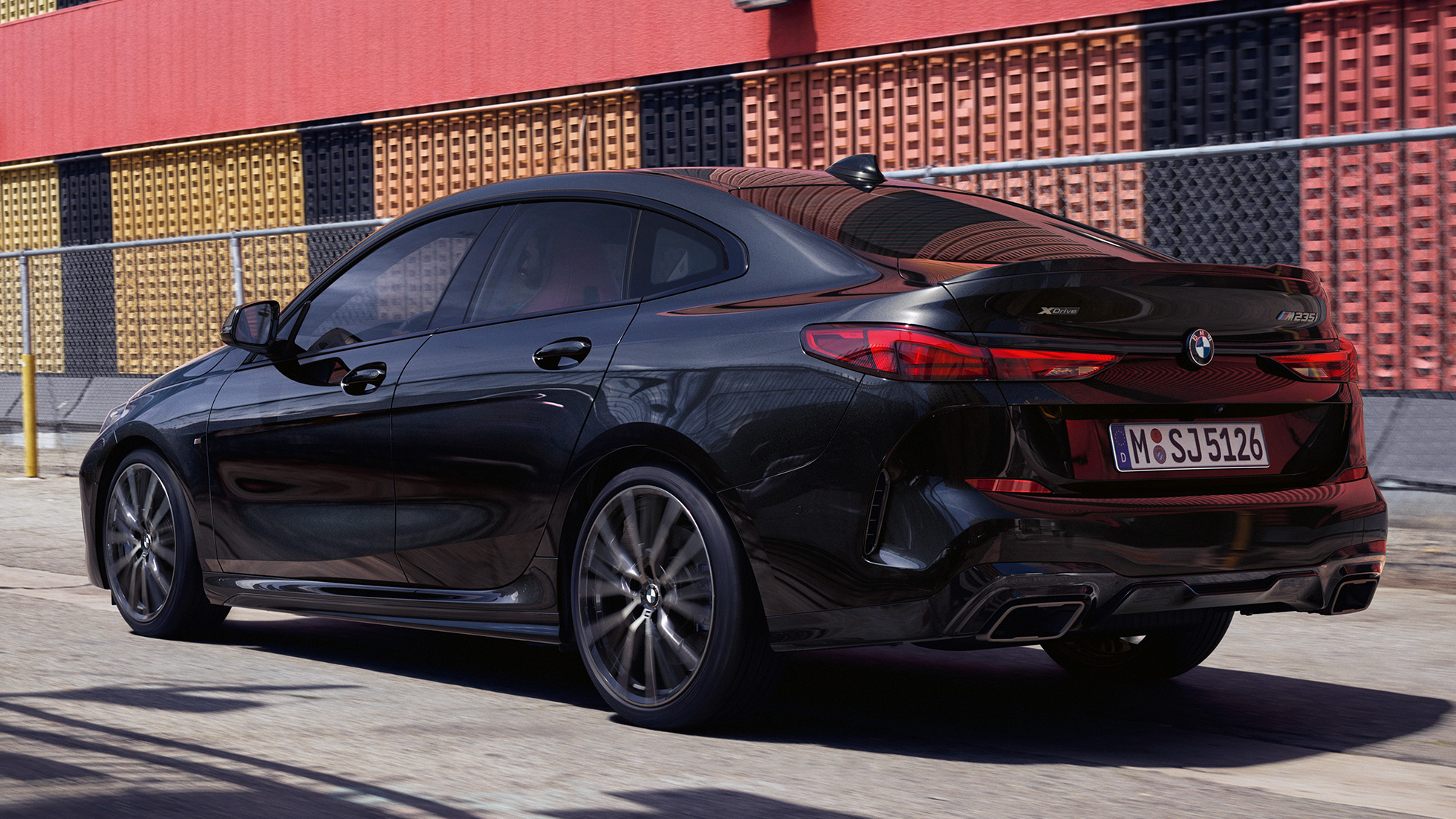 Силуэт купе BMW M235i xDrive Gran Coupé Силуэт купе BMW M235i xDrive Gran Coupé 2020 Black Sapphire металлик F44 вид сбоку с поворотом в три четверти