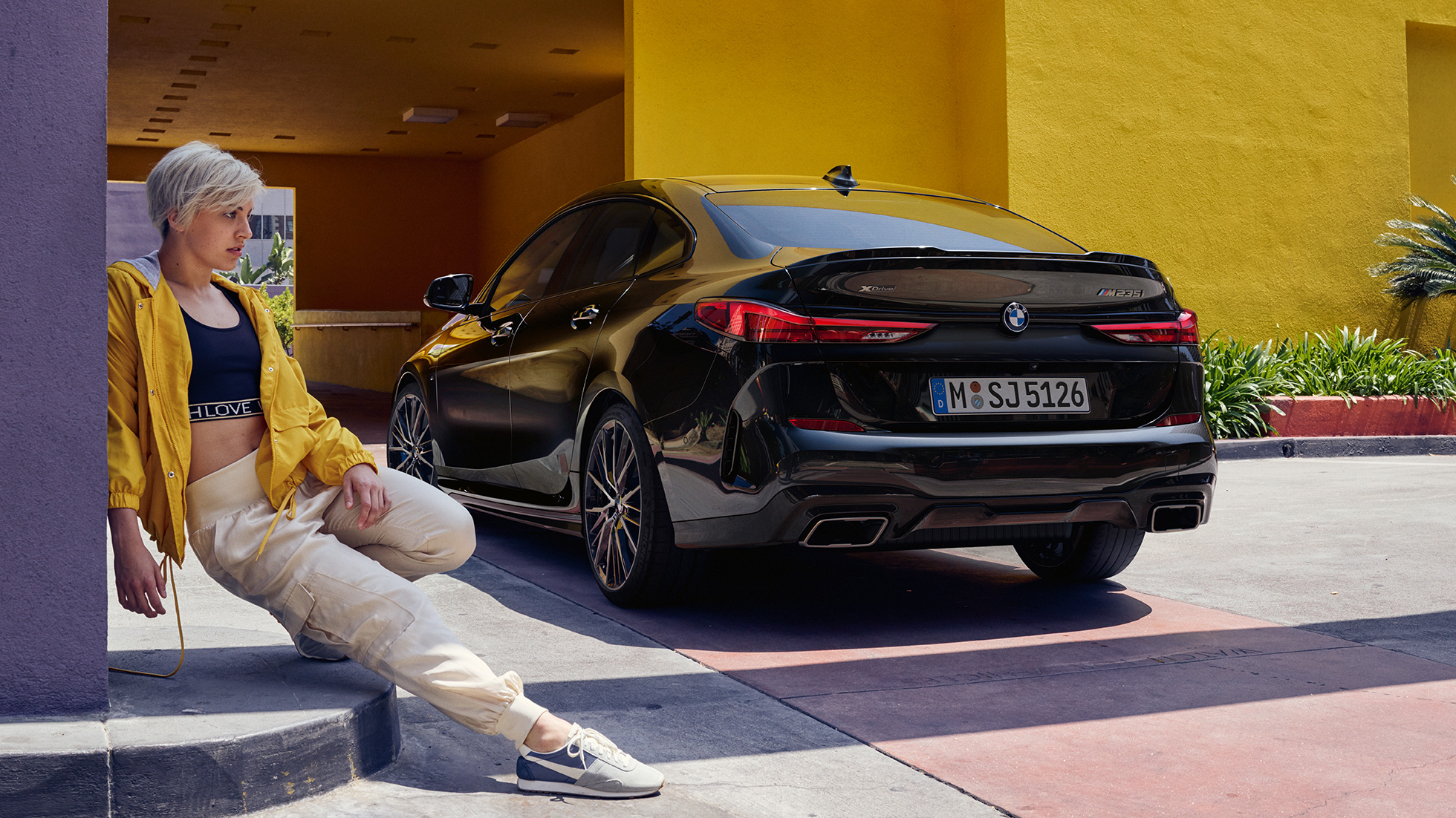 Задняя часть BMW M235i xDrive Gran Coupé Спортивная задняя часть BMW M235i xDrive Gran Coupé 2020 Black Sapphire металлик F44 вид сзади с поворотом в три четверти