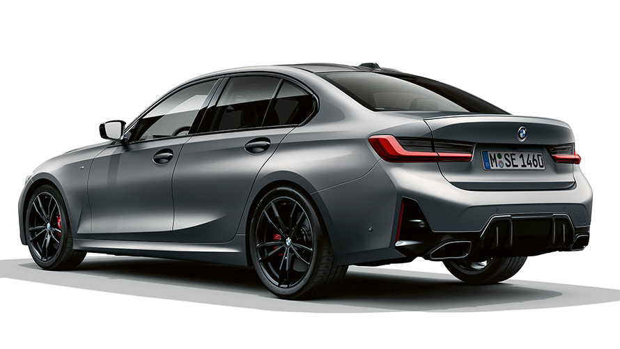 BMW M340i xDrive G20, "BMW Individual Морозный Чистый Серый металлик", вид сзади в три четверти, задний спойлер M