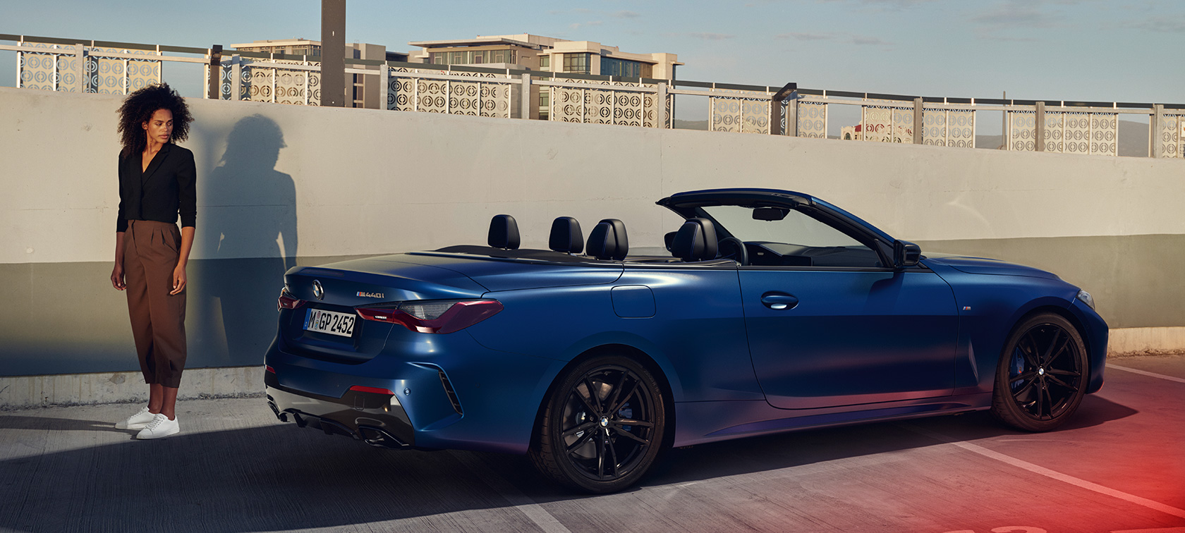 Вид сзади в три четверти BMW M440i xDrive Cabrio G23 2020 BMW M440i xDrive Cabrio G23 2020 "Морозный Синий Портимау металлик" BMW Individual, вид сзади в три четверти с моделью