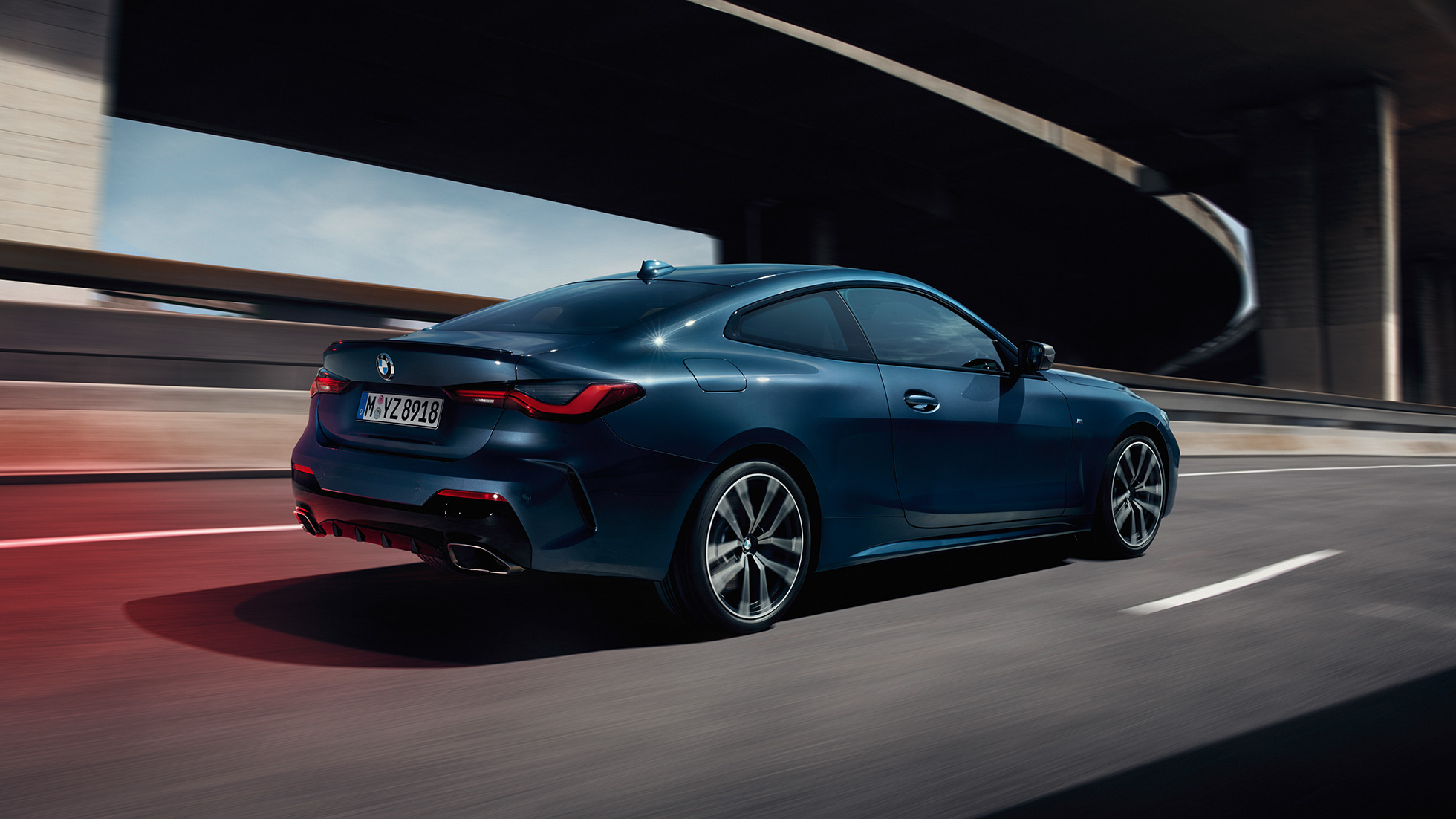 BMW M440i xDrive Coupe G22 (2020), вид сзади с поворотом в три четверти BMW M440i xDrive Coupe G22 (2020), Синий Арктик Рэйс металлик ,вид сбоку с поворотом в три четверти