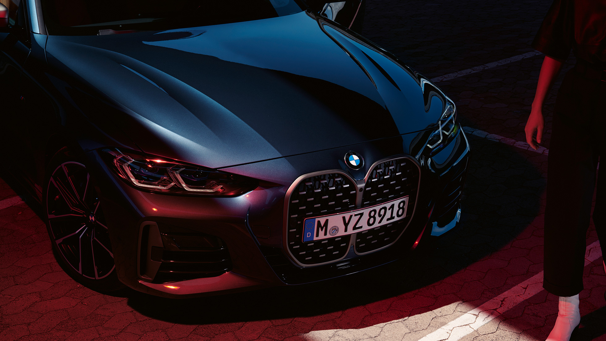 Решетка радиатора BMW BMW M440i xDrive Coupe G22 (2020) BMW M440i xDrive Coupe G22 (2020), Синий Арктик Рэйс металлик, вид спереди с поворотом в три четверти, решетка радиатора BMW