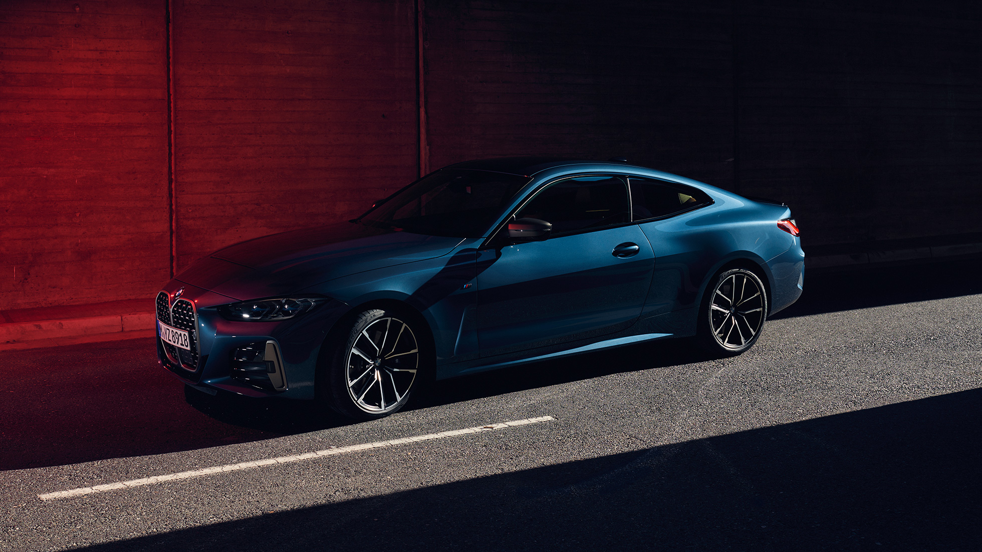 Линия крыши BMW M440i xDrive Coupe G22 (2020), вид сбоку BMW M440i xDrive Coupe G22 (2020), Синий Арктик Рэйс металлик, линия крыши, вид сбоку