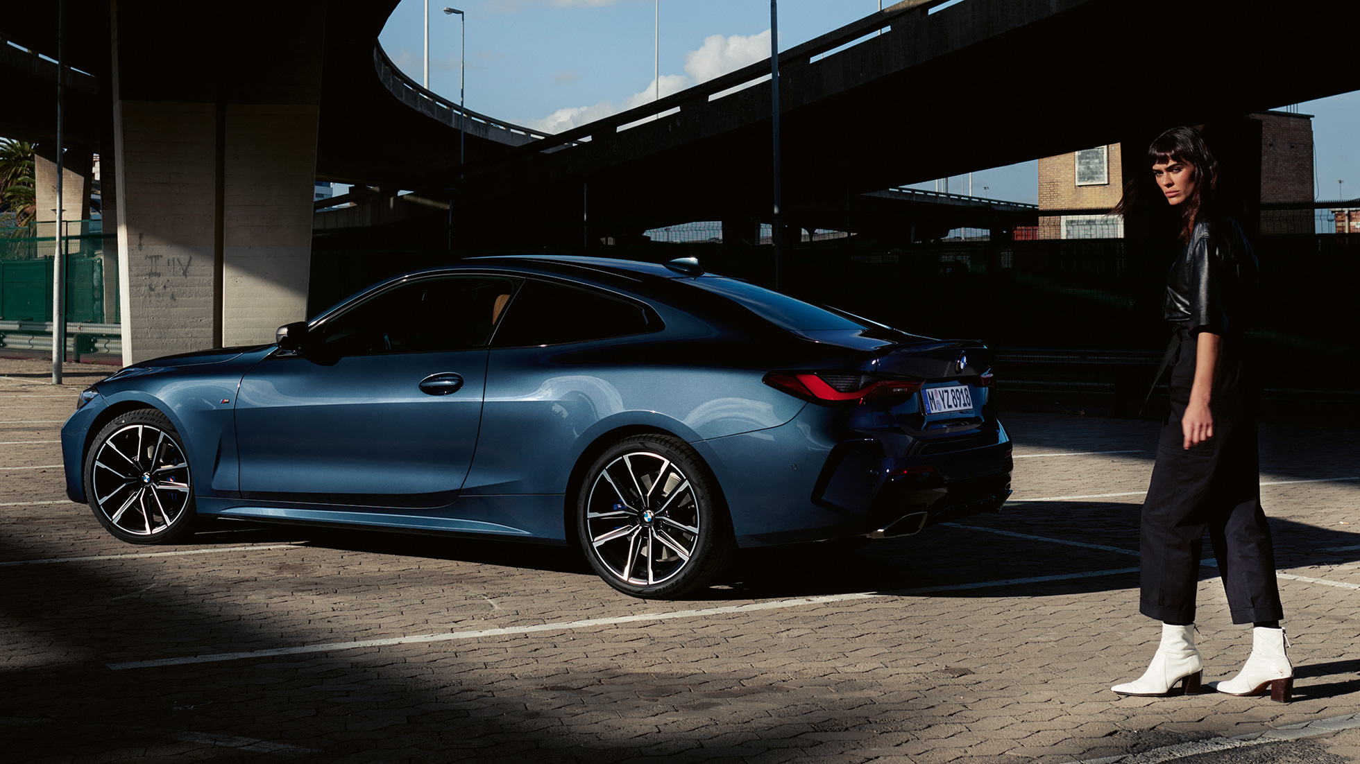 Модель BMW M440i xDrive Coupe G22 (2020), вид сзади с поворотом в три четверти Модель рядом с BMW M440i xDrive Coupe G22 (2020), Синий Арктик Рэйс металлик вид сзади с поворотом в три четверти