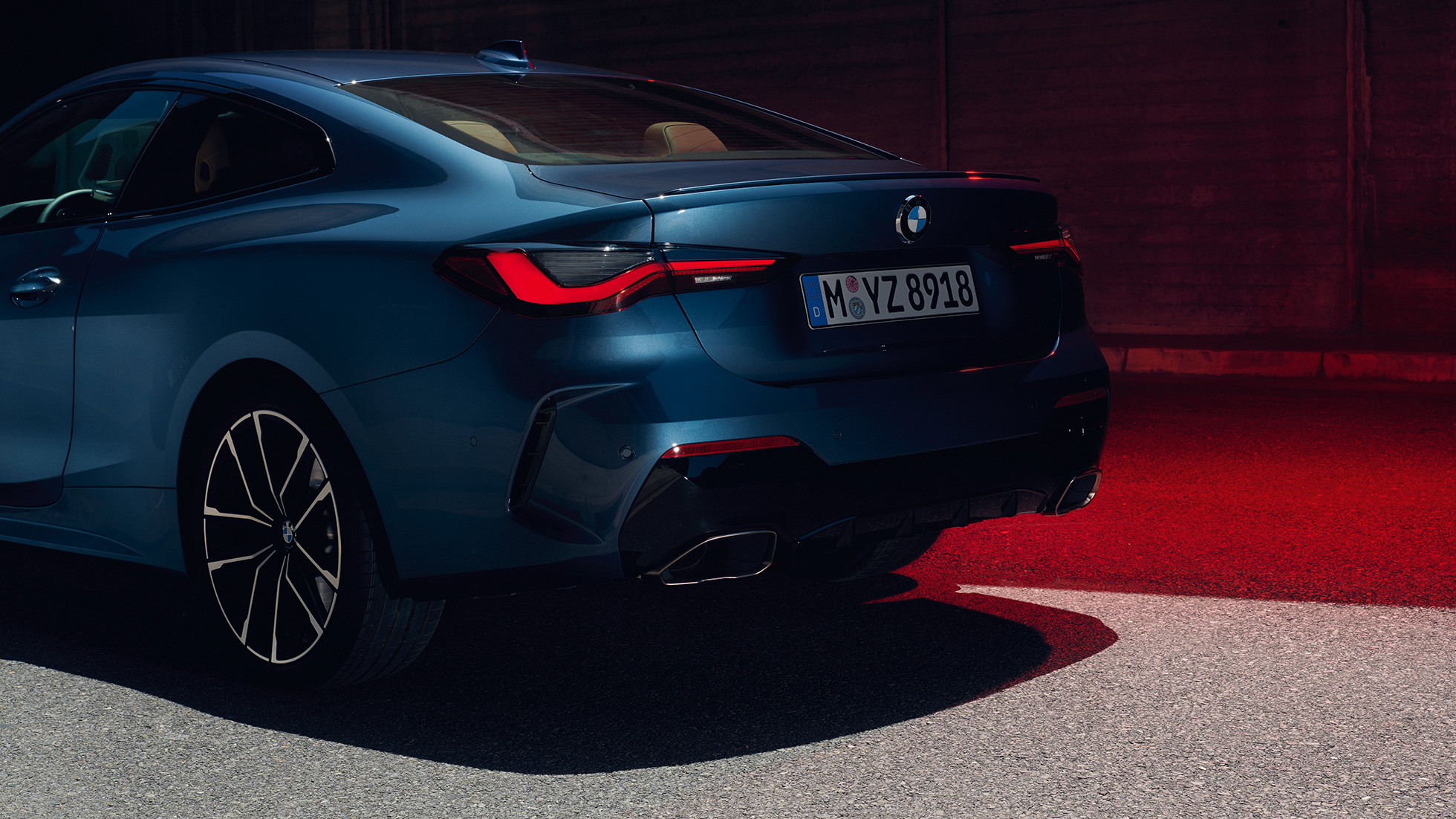 Задние фонари BMW M440i xDrive Coupe G22 (2020), вид сзади с поворотом в три четверти BMW M440i xDrive Coupe G22 (2020), Синий Арктик Рэйс металлик, вид сзади с поворотом в три четверти, задние фонари