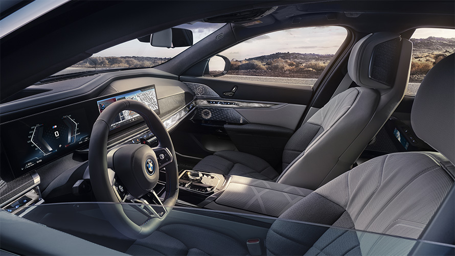 Режим My Mode Sport, BMW M760e xDrive G70, вид в салон через полуоткрытое окно 